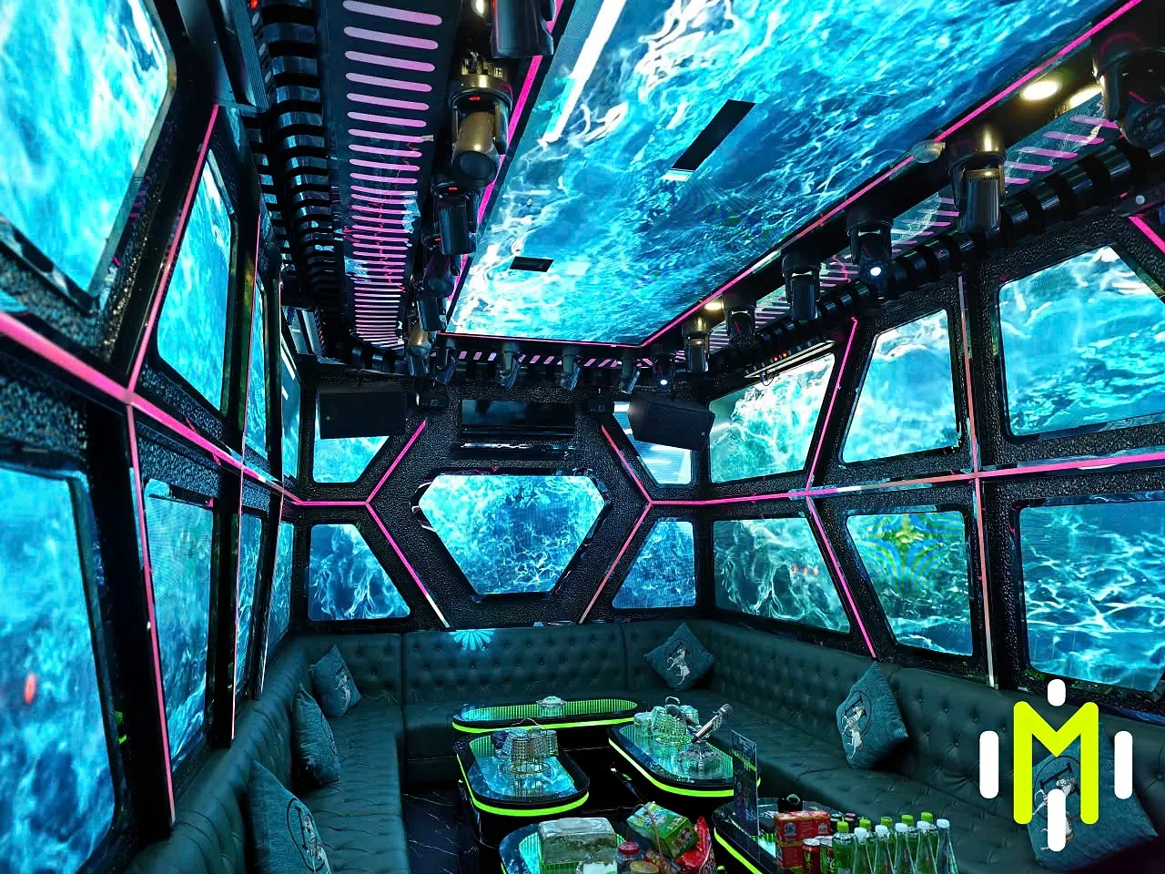 MATRIX VIP 2 藍色流動光效與環形座席包房實景