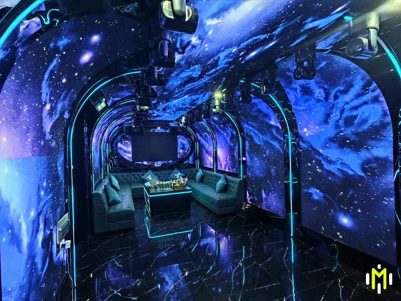MATRIX VIP 39 藍紫宇宙光效與拱形座席包房實景
