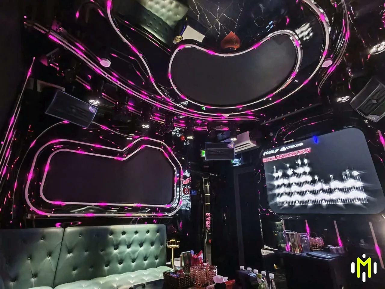 MONACO VIP 5 簡約燈光、主螢幕與沙發座席包房實景