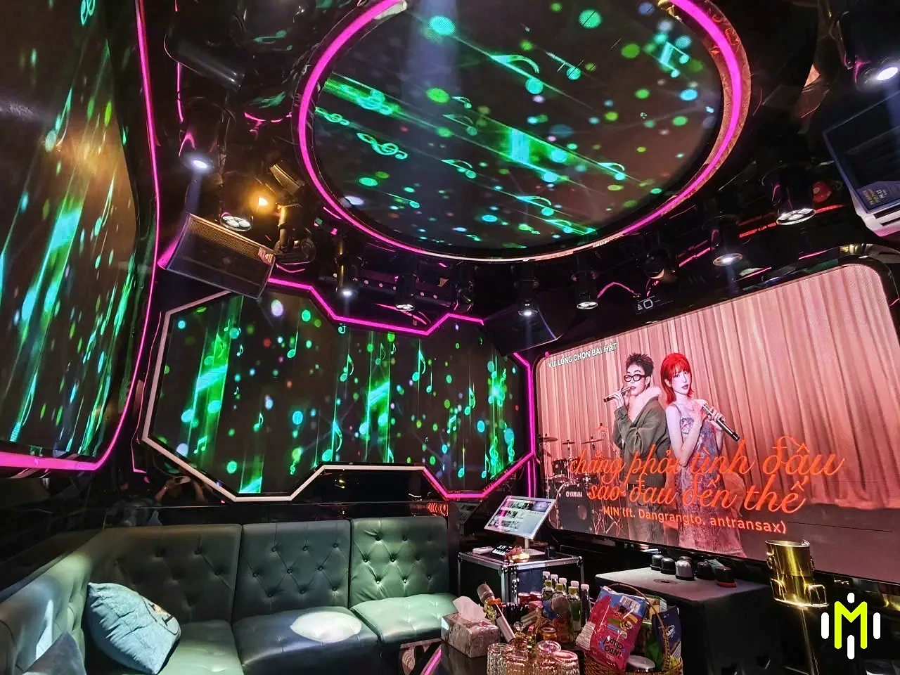 MONACO VIP 6 綠色音樂圖像 LED 牆與環繞座席全景