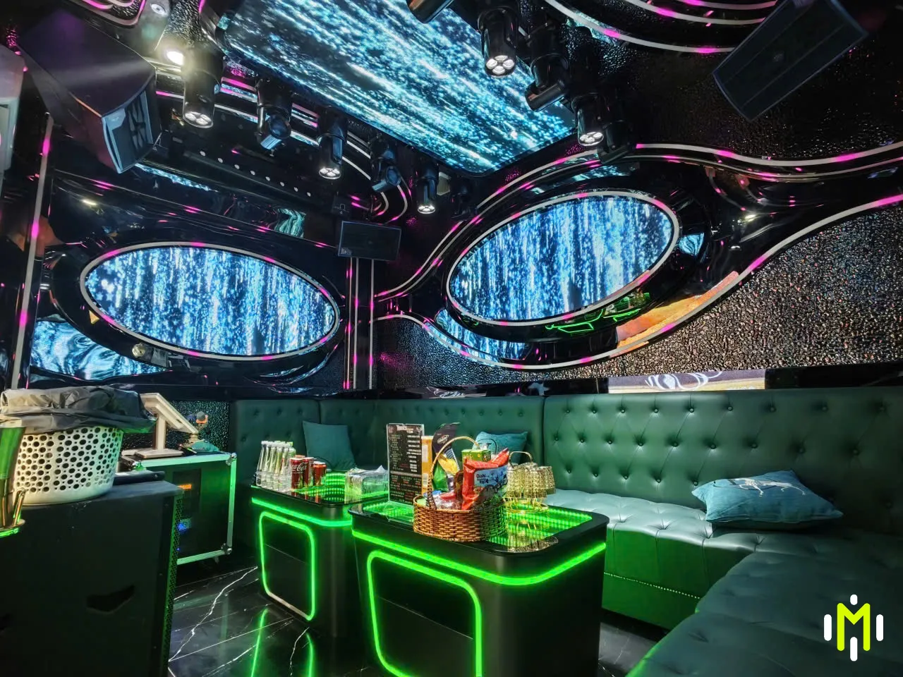 MONACO VIP 9 簡潔燈光、螢幕與沙發座席全景