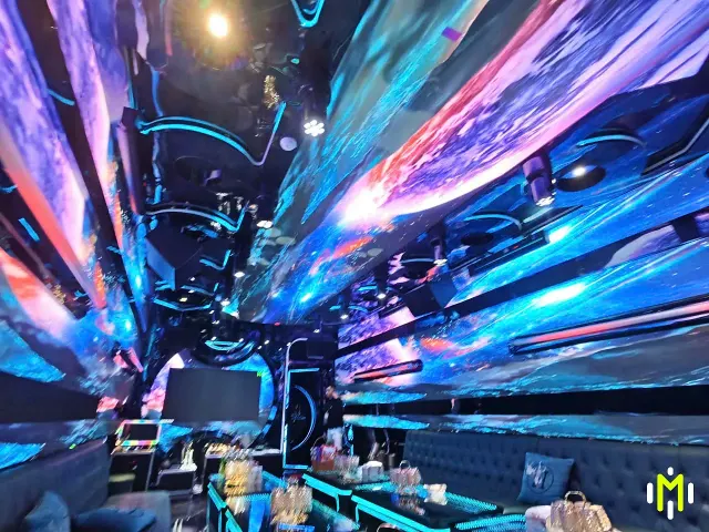 BOSS VILLA VIP11 沙發與娛樂桌面實景
