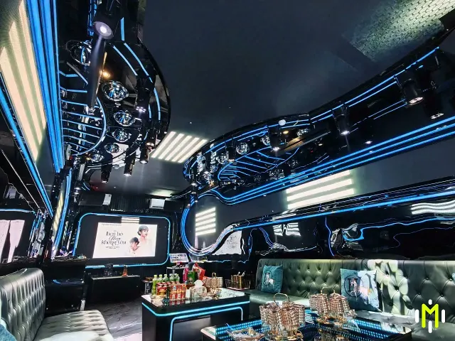 BOSS VILLA VIP12 主屏與沙發座席