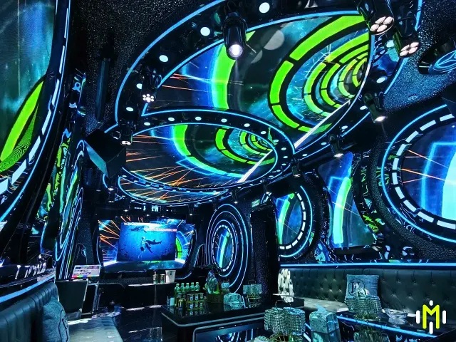BOSS VILLA VIP79 環形牆面與主屏座席