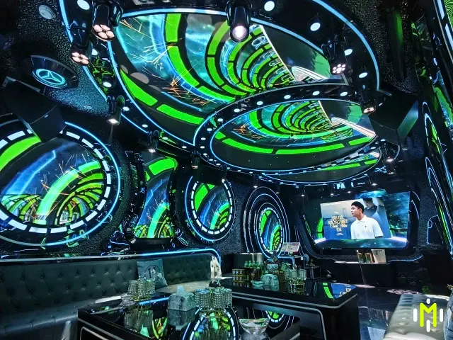 BOSS VILLA VIP79 多層燈光與娛樂桌面