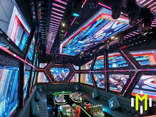 MATRIX VIP 2 多面 LED 牆與長沙發包房實景