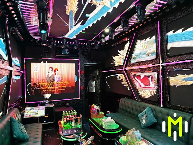 MATRIX VIP 2 主螢幕與金色頂部裝飾實景