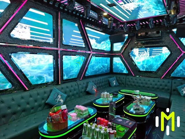 MATRIX VIP 2 藍色影像牆與發光桌面座席區