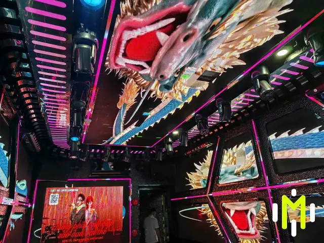 MATRIX VIP 2 金色造型天花與主螢幕包房實景