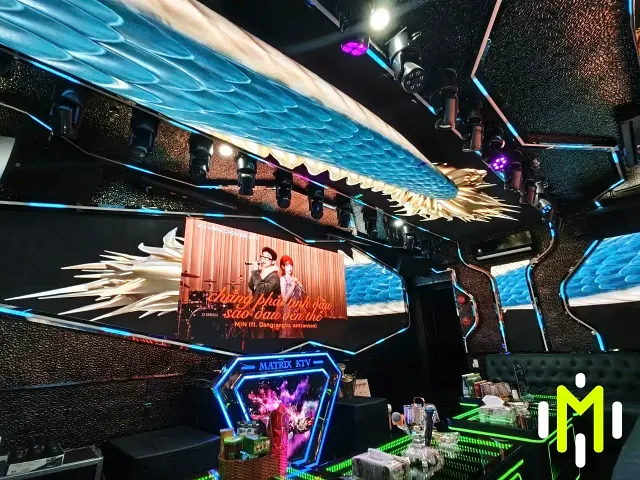 MATRIX VIP 3 金色造型天花與發光桌面實景