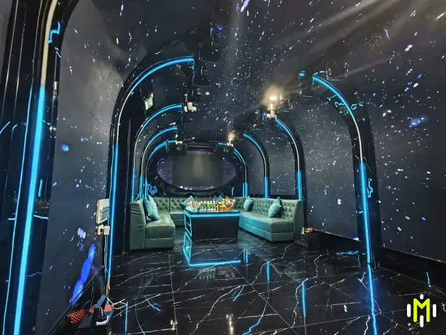 MATRIX VIP 39 拱形空間鏡面地面與座席全景