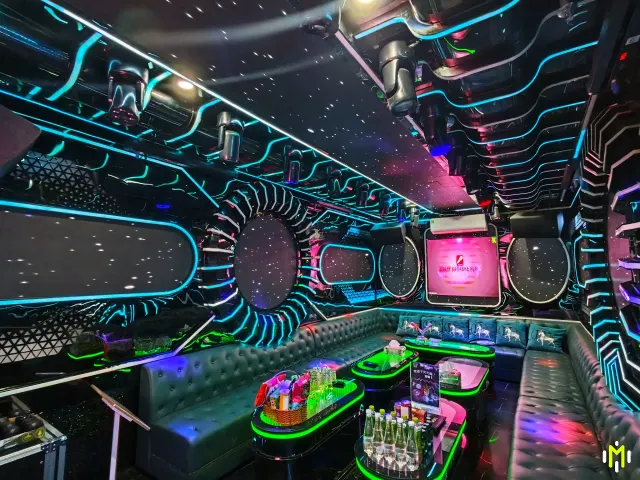 MATRIX VIP 8 青粉霓虹星空燈板與完整座席包房實景