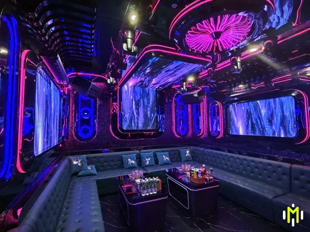 MONACO VIP 1 環形天花燈組與多面螢幕實景