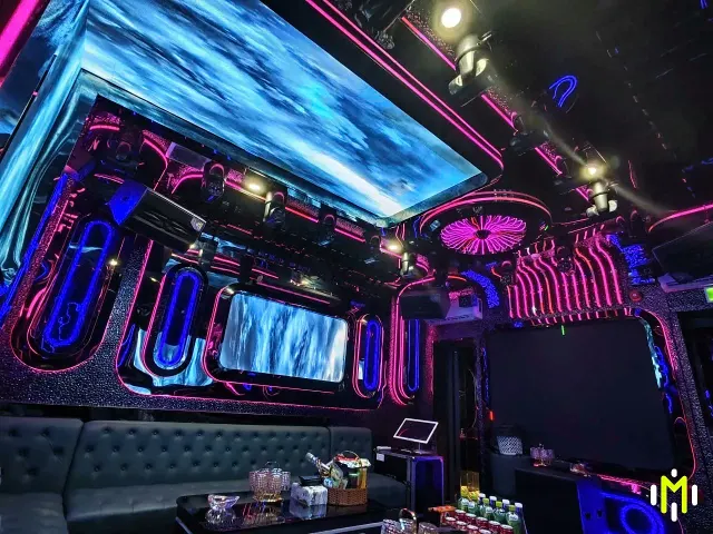 MONACO VIP 1 主螢幕娛樂桌面與環繞座席實景