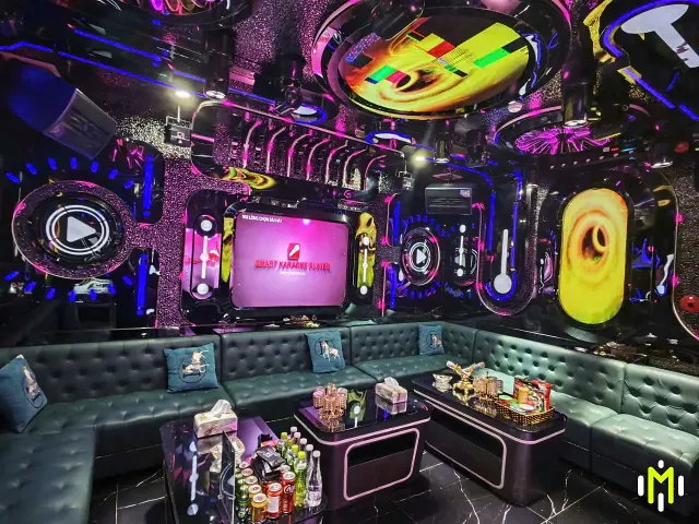 MONACO VIP 2 主螢幕、娛樂桌面與沙發座席全景