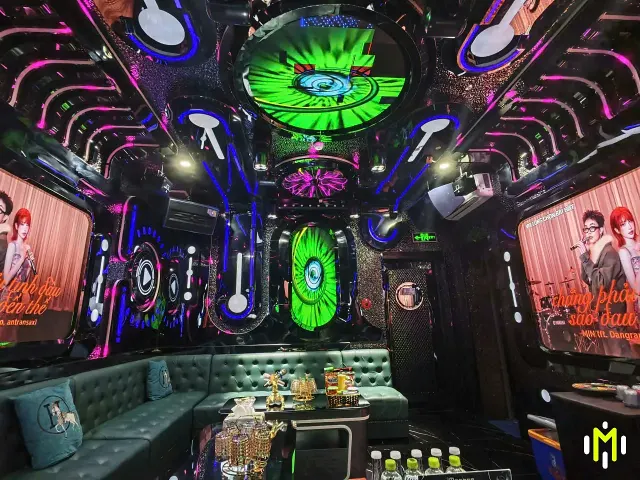MONACO VIP 2 寬幅螢幕座席與桌面配置實景