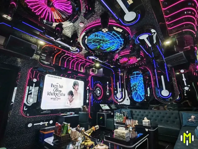 MONACO VIP 2 側向沙發座席與娛樂桌面實景