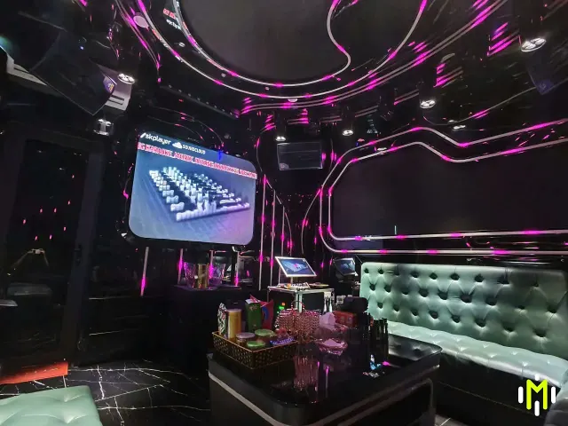 MONACO VIP 5 主螢幕與沙發座席實景