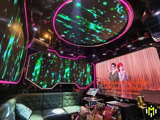 MONACO VIP 6 綠色音樂圖像 LED 牆與環繞座席全景