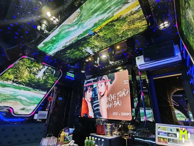 MONACO VIP 7 寬幅座席螢幕與桌面配置實景