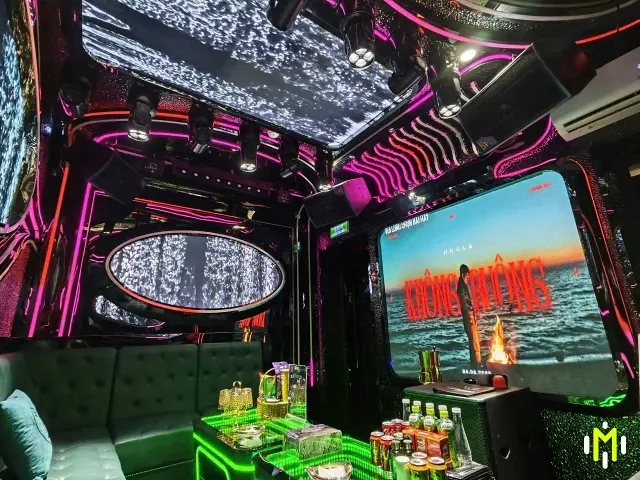MONACO VIP 8 主螢幕與有序座席配置實景