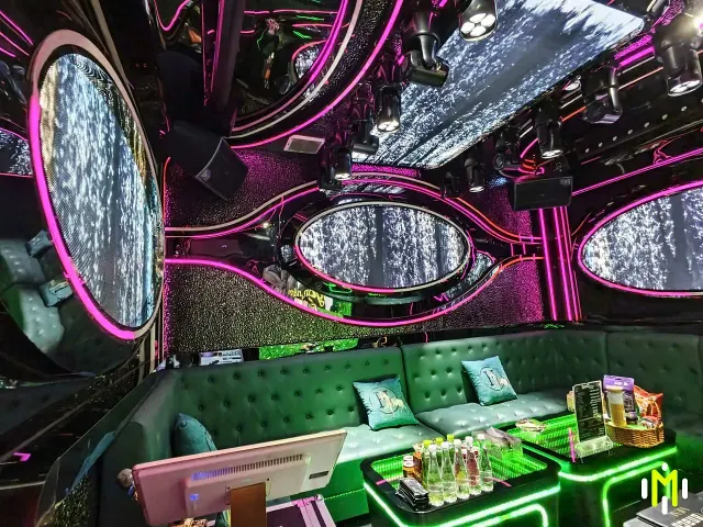 MONACO VIP 8 娛樂桌面與沙發座席實景