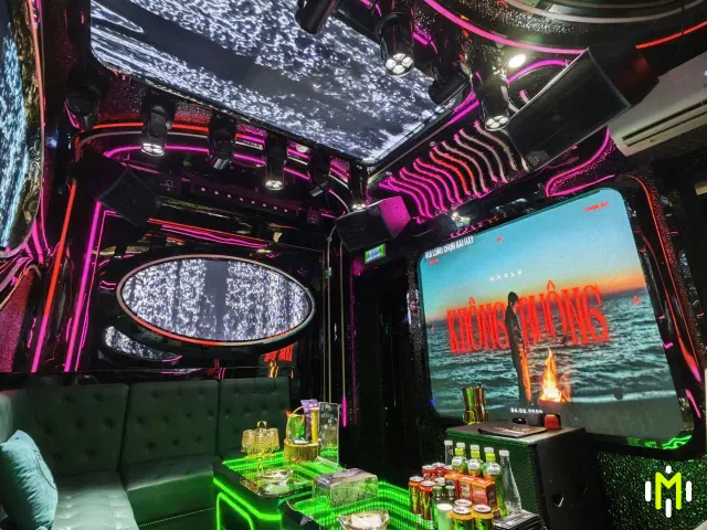 MONACO VIP 9 協調座席螢幕與桌面配置實景