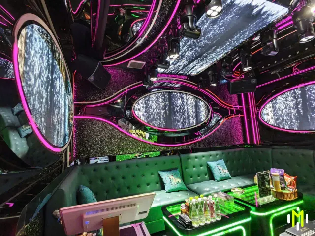 MONACO VIP 9 沙發與娛樂桌面實景