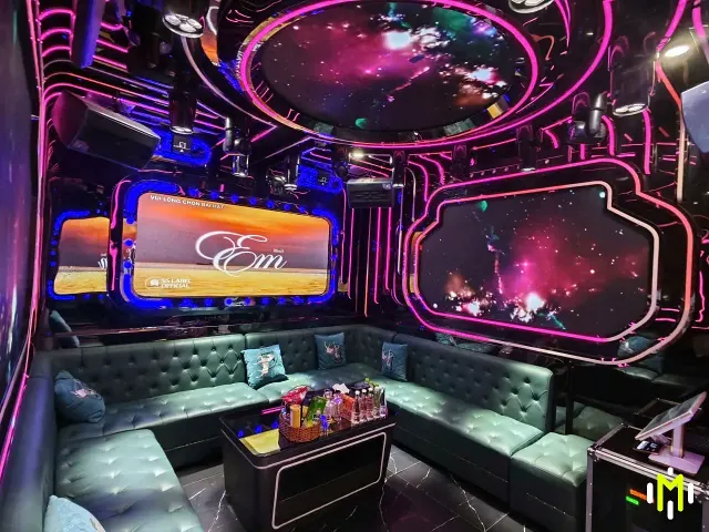MONACO VIP A 粉紅太空畫面、主螢幕與座席包房全景