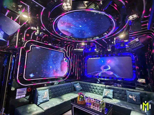 MONACO VIP A 主螢幕與沙發座席實景