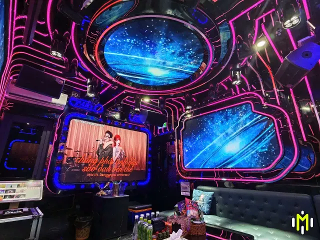 MONACO VIP A 側向牆面燈光螢幕與座席實景